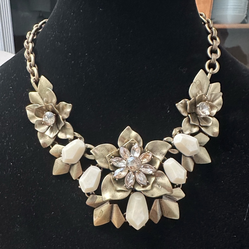 VGUC Chloe and Isabel Gardenia Convertible Collar Necklace SET Earrings & Box